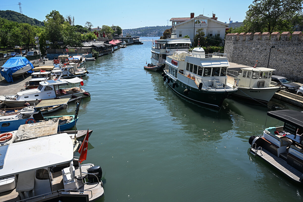 Maltepe ilçesinden Marmara Denizi'ne dökülen Dragos Deresi'nde de yaşanan kirlilik ve kötü koku özellikle sahilde yürüyüş ve piknik yapanlar ile bisikletle dolaşanları rahatsız ediyor.