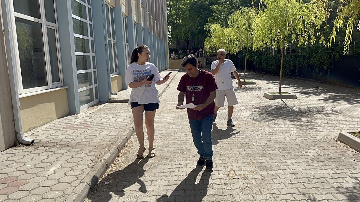 Adaylar, sınavdan yaklaşık 1 saat önce görevliler tarafından sınav belgeleri ve kimlikleri kontrol edilerek, sınava girecekleri salona alındı.