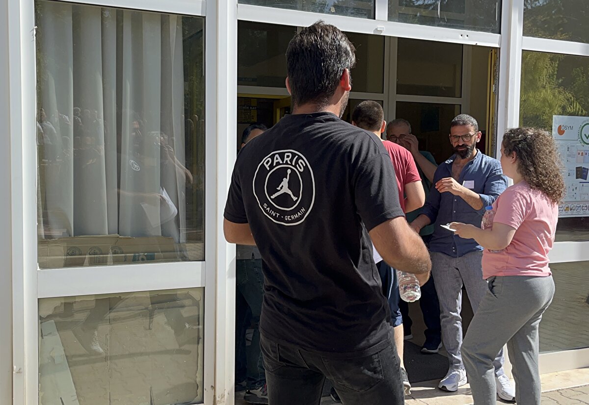 Bazı adaylar koşarak sınava yetişmeye çalışırken, saat 10.00'da kapıların kapanmasının ardından gelen adaylar, salonlara alınmadı.