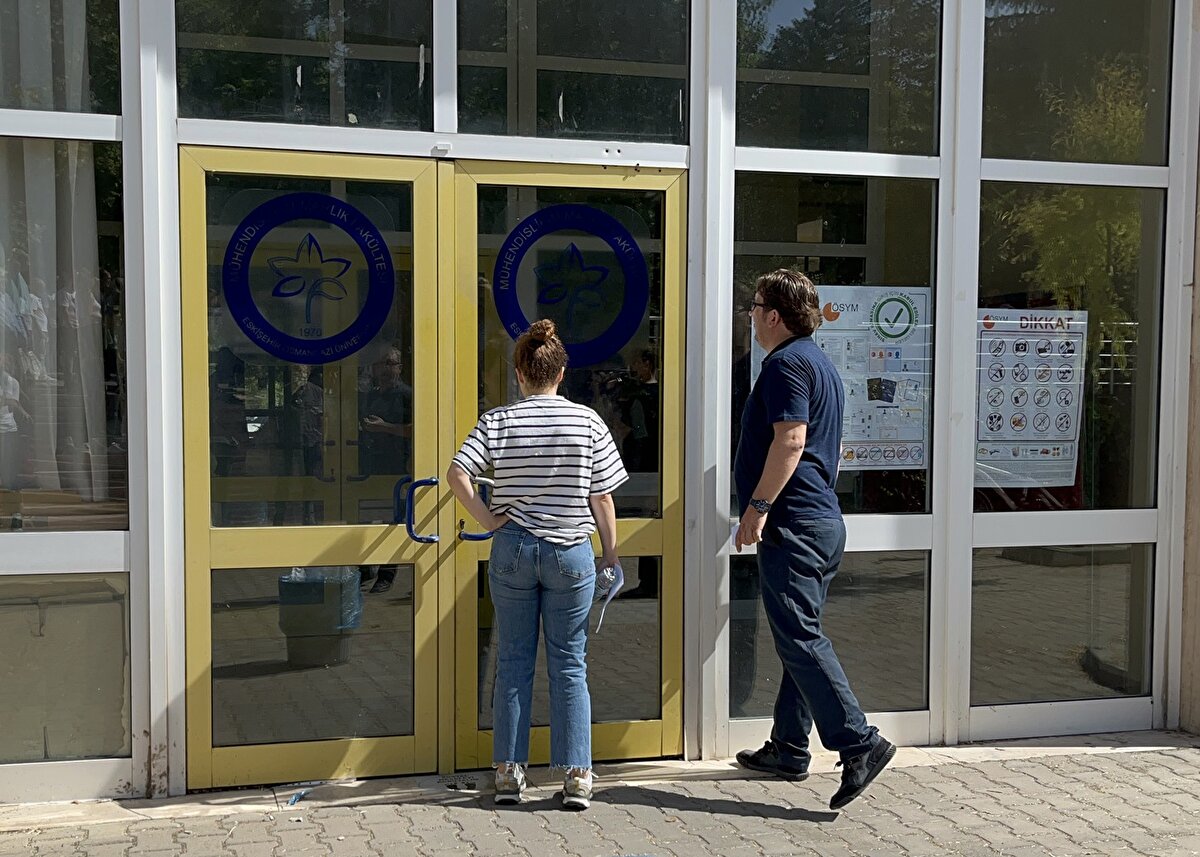 KPSS lisans oturumu için sınava girecek adaylar, sabahın erken saatlerinden itibaren Eskişehir Osmangazi Üniversitesi'nde yoğunluk oluşturdu.