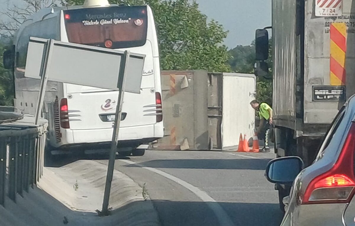 Sürücüsünün direksiyon hakimiyetini kaybettiği 16 AVZ 574 plakalı kamyon, Yalova'nın Soğucak köyü kavşağında devrildi.