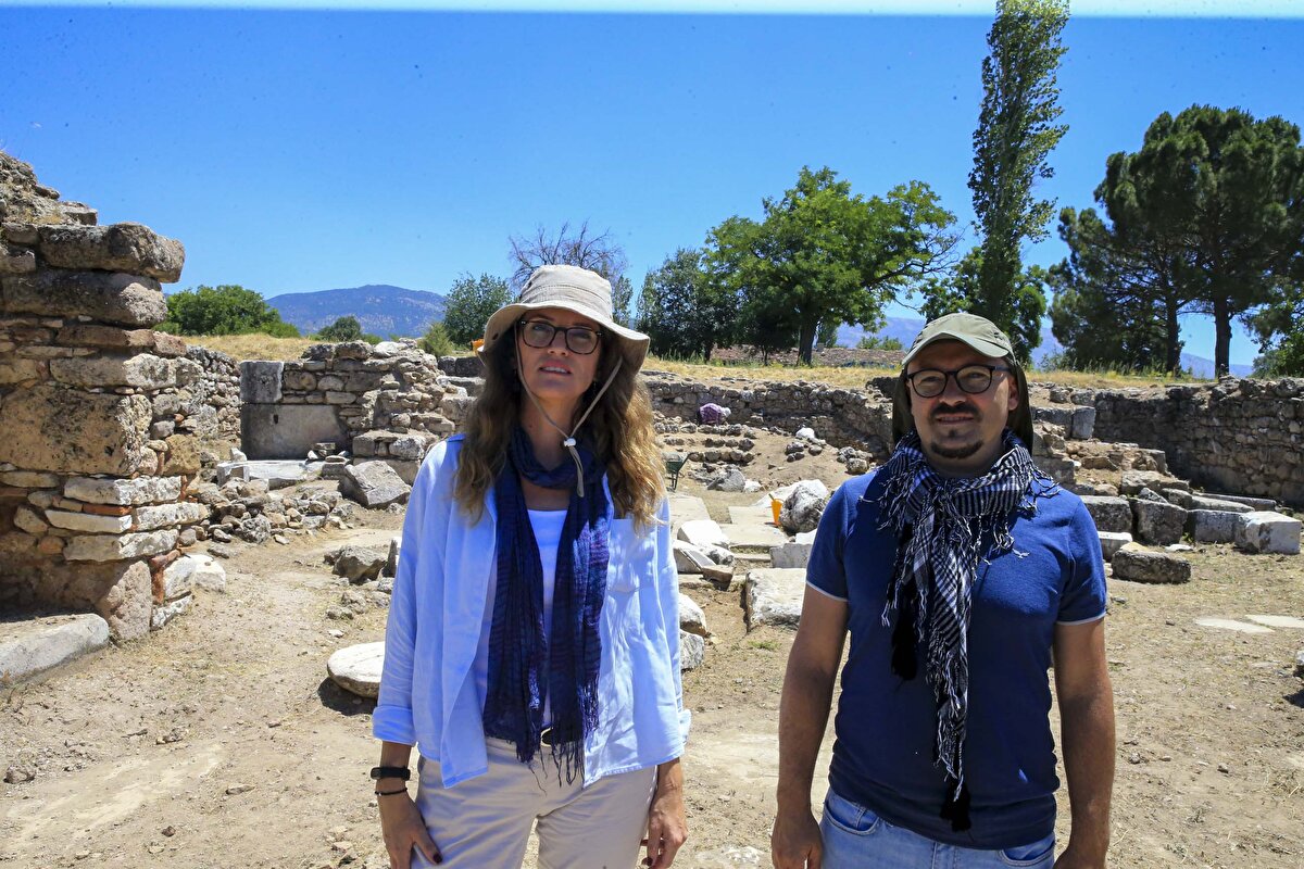 Uşak Üniversitesi Fen Edebiyat Fakültesi Arkeoloji Bölümü öğretim üyeleri Doç. Dr. Emre Taştemür ve Doç. Dr. Münteha Dinç de buradaki faaliyetlere bilimsel destek veriyor.<br><br>