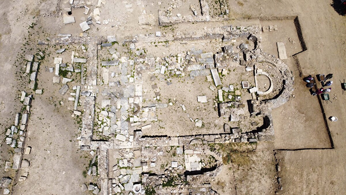 Doç. Dr. Emre Taştemür ise kazı çalışmalarından önce antik kentte yaklaşık 5 yıl yüzey araştırması yaptıklarını ve önemli sonuçlara ulaştıklarını bildirdi.<br>