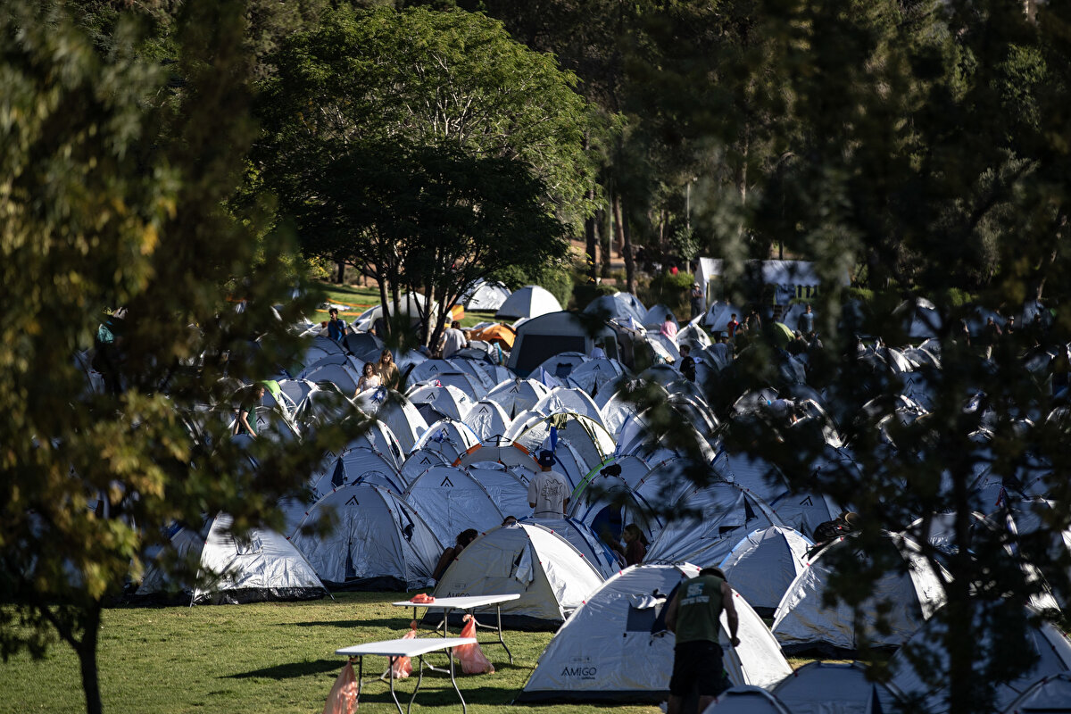Seçimle meşru şekilde iktidara gelen Netanyahu'ya bu yetkinin, sistemi değiştirmek için değil ülkeyi yönetmek için verildiğini dile getiren göstericilerden David, hükümetin yargıya müdahalesiyle ülkedeki yönetimin "demokrasiden diktatörlüğe dönüşeceğini ve buna karşı çıktıklarını" ifade etti.