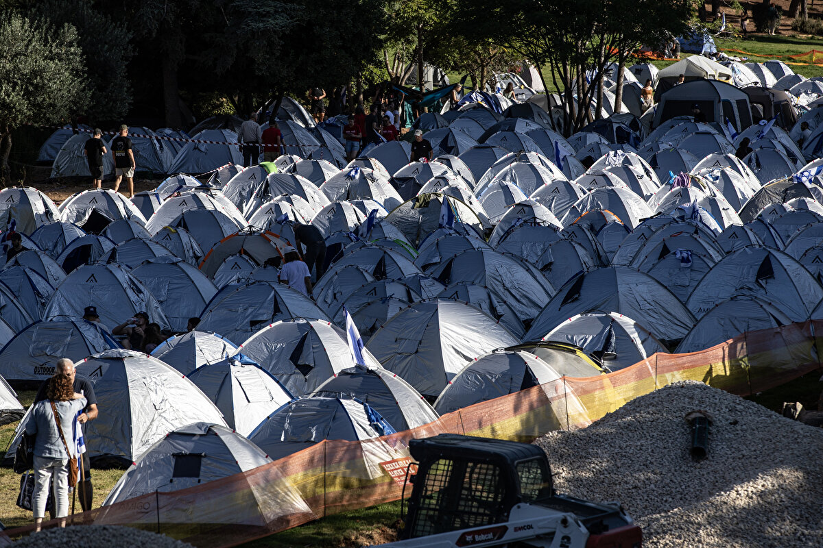 Netanyahu'nun yargı düzenlemesiyle ülkede geniş tepki topladığını ve halkı "bilinçli hale getirdiğini" belirten David, "Bu mücadelede kısa vadede biz sıkıntı çekeceğiz ama Netanyahu'ya teşekkür ederiz. Bir önceki seçimde sandığa gitmeyen birçok seçmen bir sonraki seçimde oy kullanacak. Bu da İsrail'deki partiler arasındaki dengeyi değiştirecek." diye konuştu.