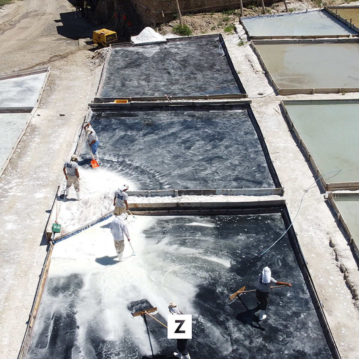 İlçe dağlarından çıkan tuzlu su, doğal kristalizasyon (katı ve sıvının birbirinden ayrılması) yöntemleri ile asırlık tesiste işleniyor.