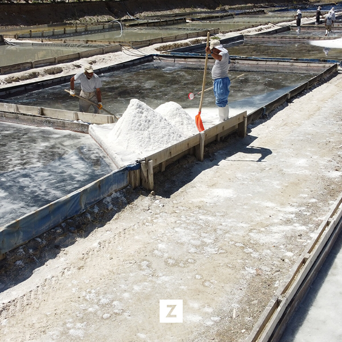 İlçe dağlarından çıkan tuzlu su, doğal kristalizasyon (katı ve sıvının birbirinden ayrılması) yöntemleri ile asırlık tesiste işleniyor.