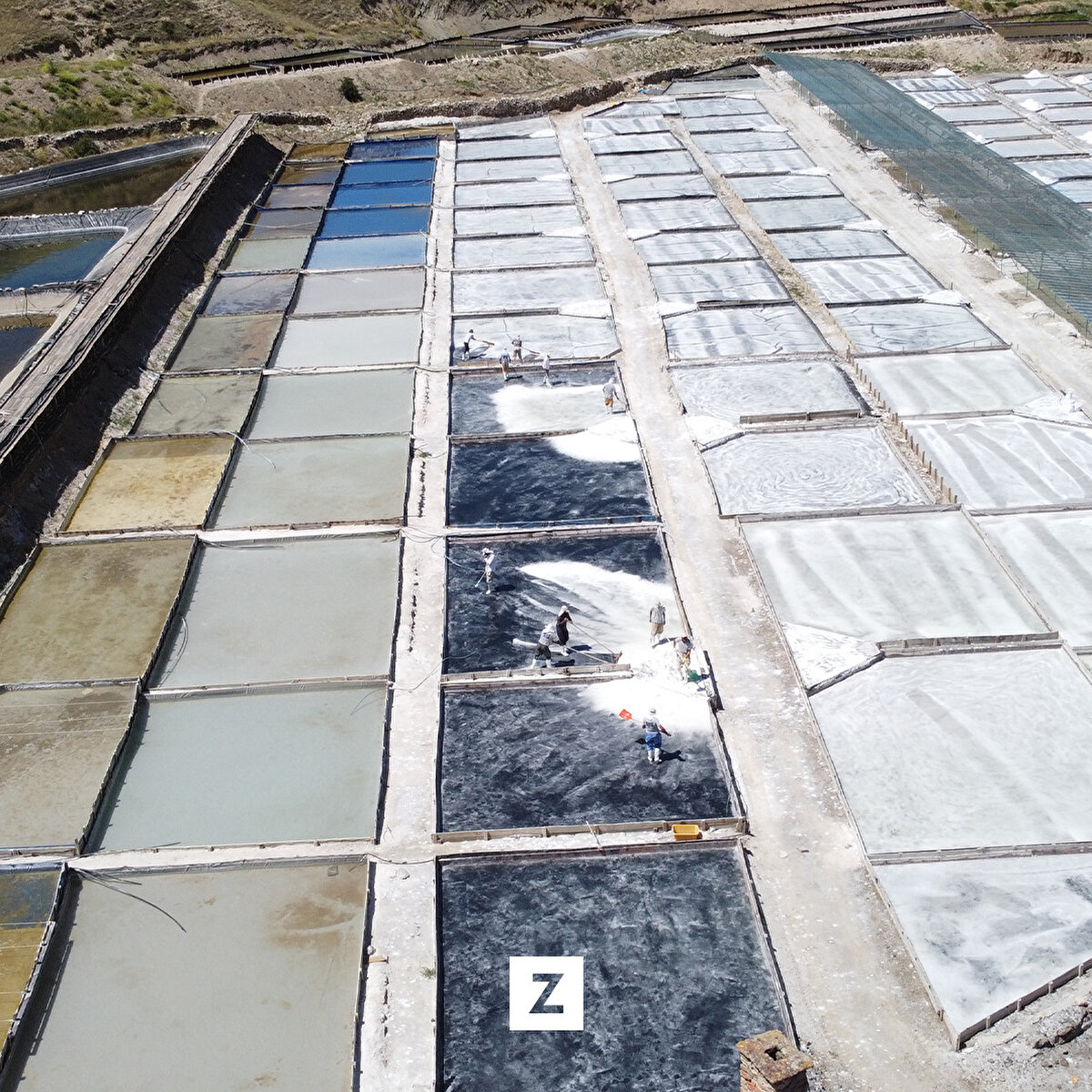 Sezonda ortalama 2 bin ton üretilen tuz, Doğu Anadolu Bölgesi başta olmak üzere Türkiye'nin dört bir yanına ve yurt dışına pazarlanıyor.