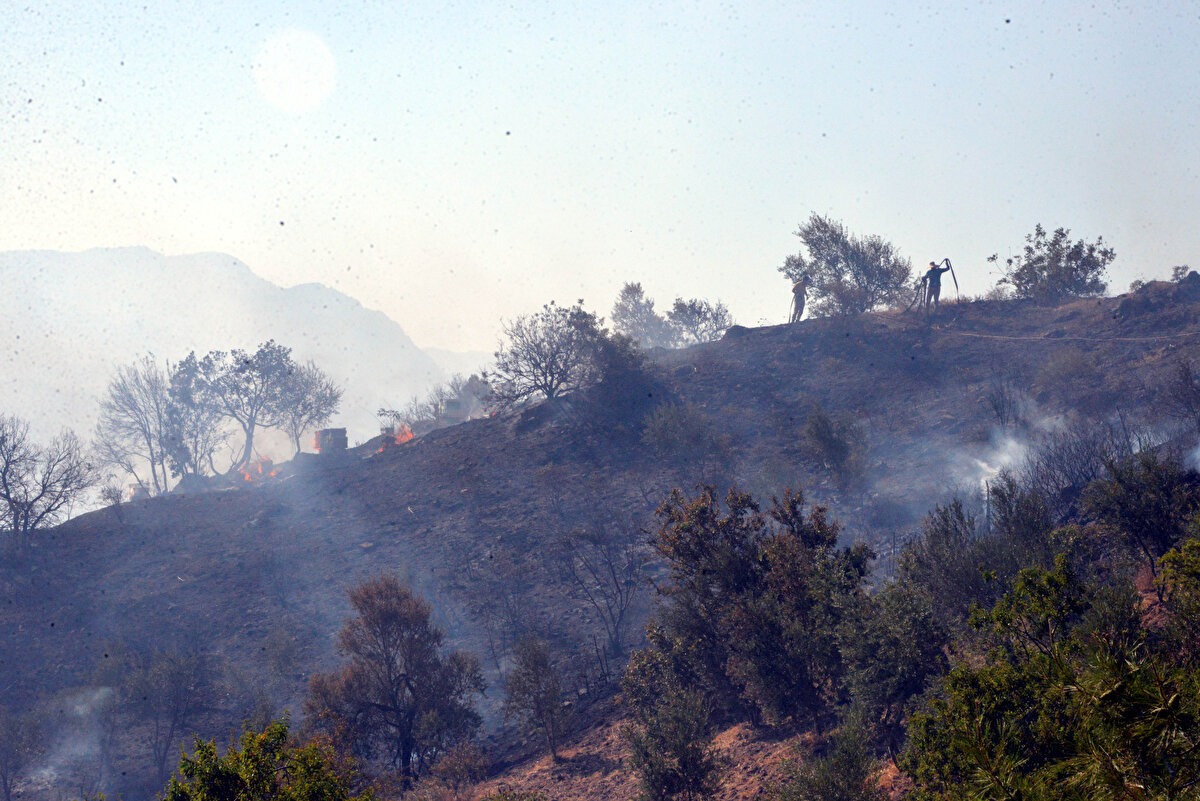 Onikişubat ilçesine bağlı Çamlıca ve Kazma Bağları mevkii ile Pazarcık ilçesi Şahintepe mevkisindeki ormanlık alanlarda henüz belirlenemeyen nedenle çıkan yangınları görenler, durumu 112 Acil Çağrı Merkezine açıkladı.<br><br>