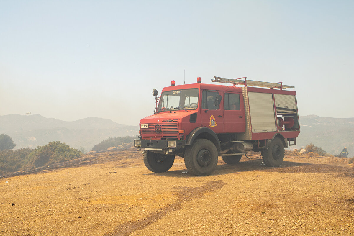 Rodos'taki yangının, ülke genelindeki aktif yangınların en tehlikelisi olduğuna işaret eden yetkililer, gün içinde Ada'ya 15 araç ve 60 itfaiyecinin daha geleceğini duyurdu.<br>Yunanistan İtfaiye Teşkilatı Sözcüsü Yannis Artopios, yaptığı açıklamada, yangının insan kaynaklı olduğunu öne sürdü.<br><br>