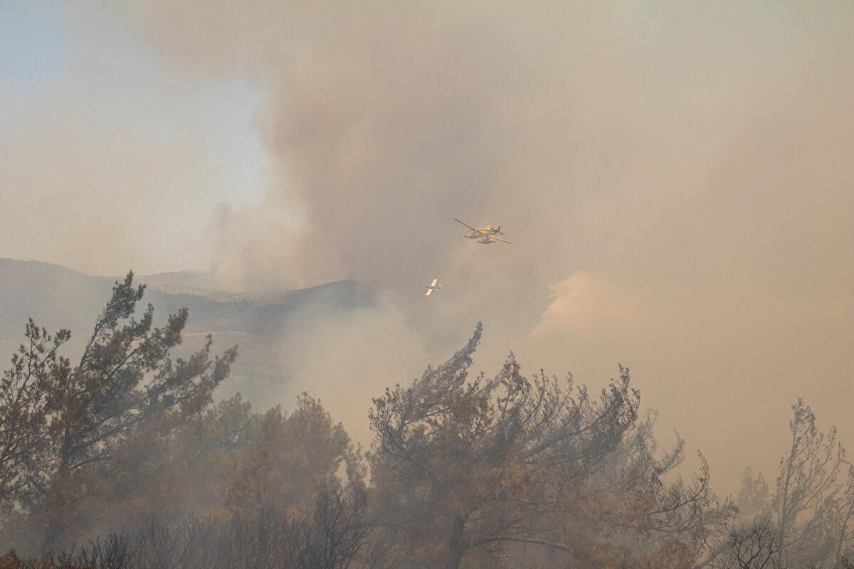Turistler, Rodos Havalimanı'na giderek Ada'dan ayrılmaya çalışıyor<br><br>Yunan basınında, tahliye edilenlerin geceyi spor salonları, okul ve konferans merkezlerinde geçirdiği belirtilerek paniğe kapılan çok sayıda turistin Rodos Havalimanı'na giderek Ada'dan ayrılmaya çalıştığı kaydedildi.<br><br>Tahliye edilenlerin barınması için Ada'ya üç feribot demirledi.