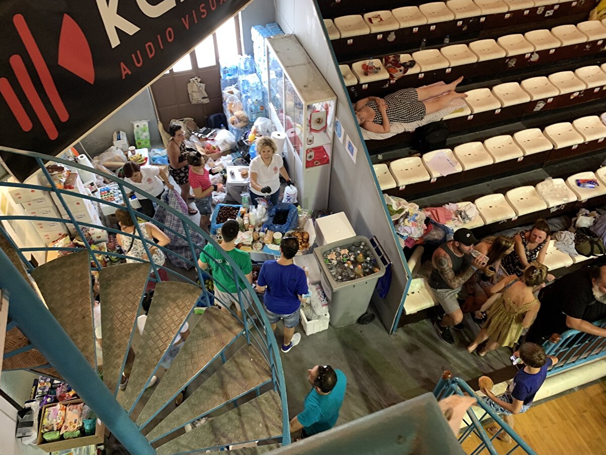 Yunan medyasına yansıyan haberlere göre, söndürme çalışmalarının aralıksız devam ettiği Ada'da, Lindos, Pefkus, Kalatho, Masari, Malona ve Haraki bölgelerindeki vatandaşların tahliye edilmesi istendi.<br><br><br>