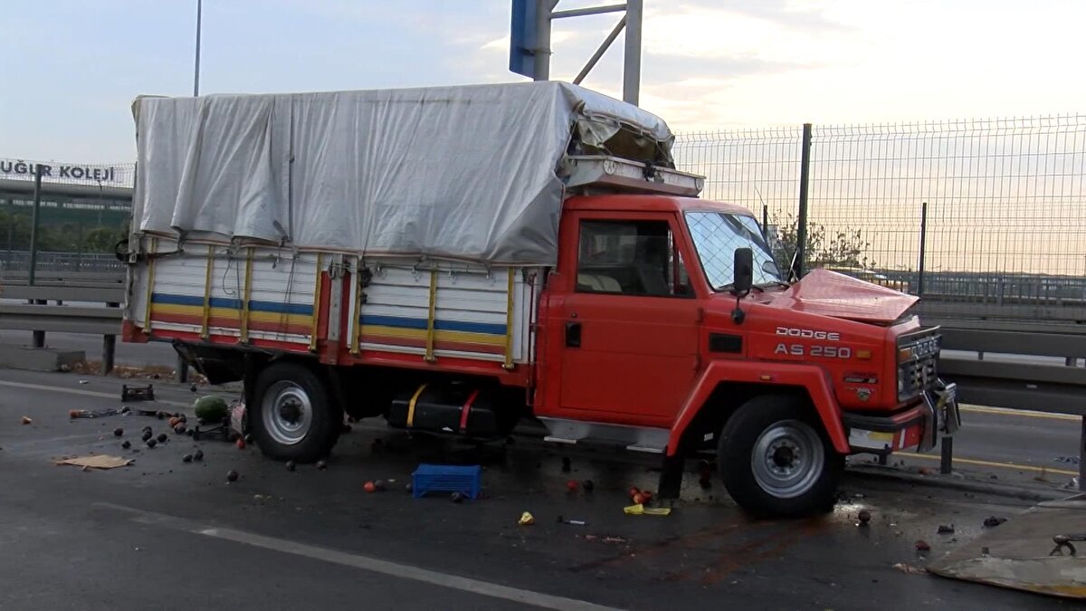 Ekipler yaptıkları incelemede otomobil sürücüsü Mecit Yıldırım ve yanındaki arkadaşı Uğur Torlak'ın hayatını kaybettiğini belirledi.