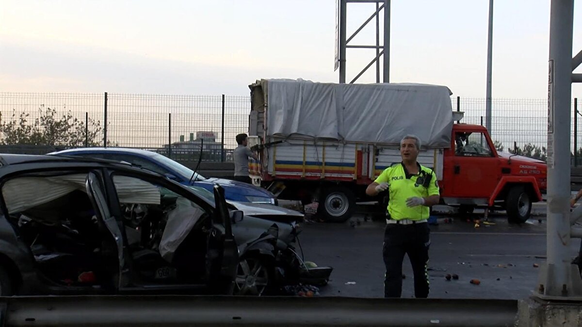 Kamyonet sürücüsü ile çevredeki sürücülerin ihbarı üzeri olay yerine polis, itfaiye ve sağlık ekipleri sevk edildi.