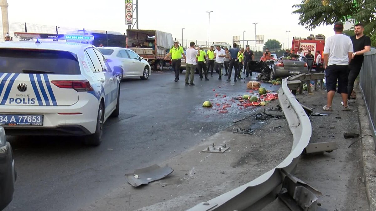 Çarpmanın etkisiyle otomobil sürücüsü Mecit Yıldırım ve yanındaki arkadaşı Uğur Torlak (25) otomobil içerisinde sıkıştı.