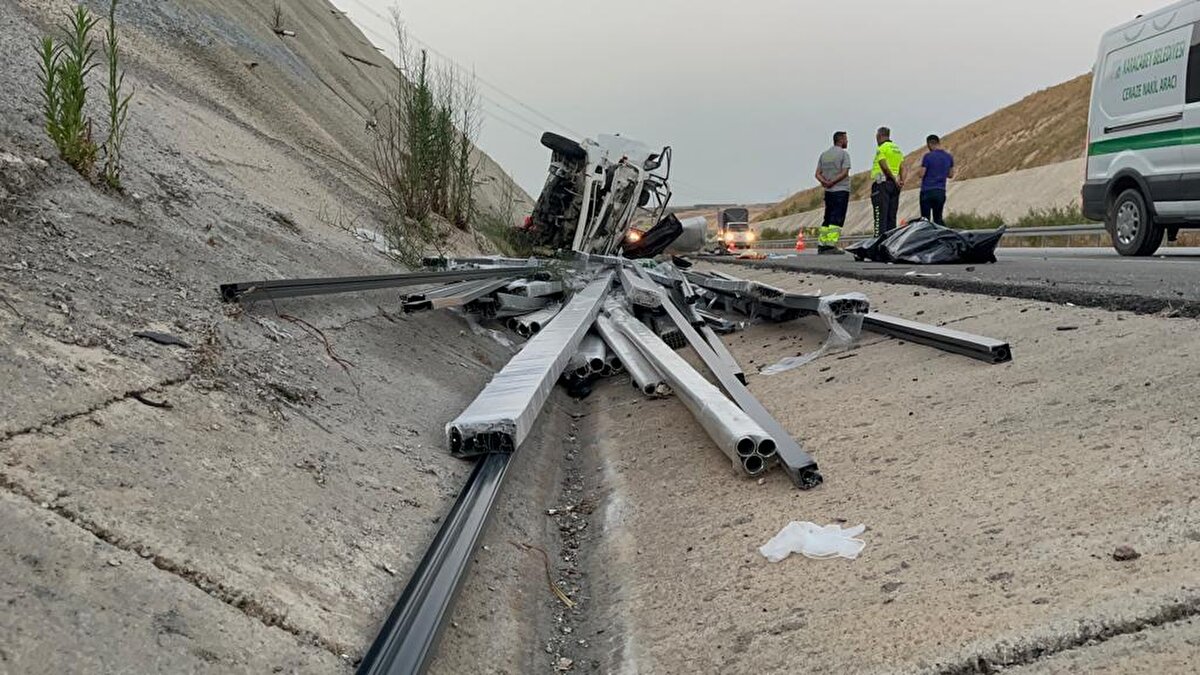 Çarpmanın etkisiyle savrulan kamyonet yol kenarına devrildi. Kazayı gören çevredekiler yaralıların yardımına koşarken durumu sağlık ekiplerine bildirdi.