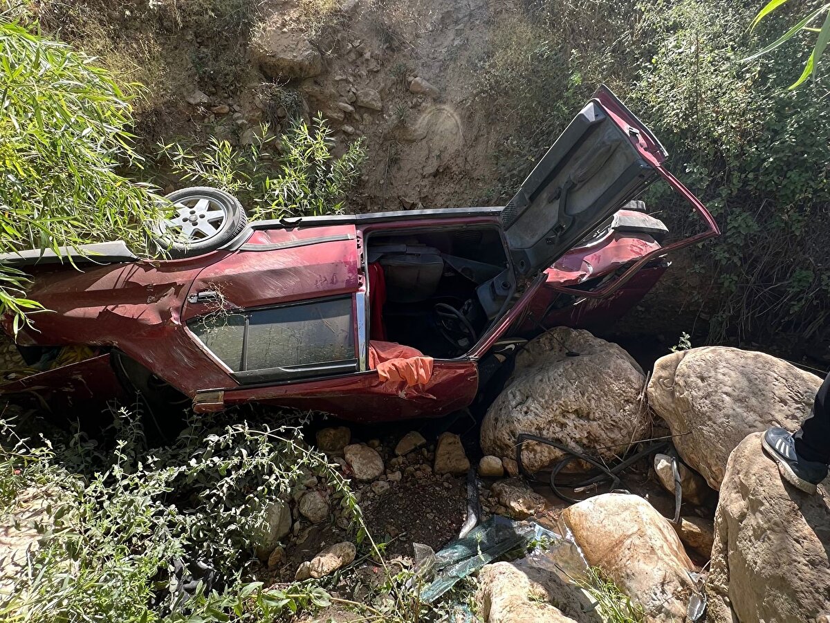 Mehmet Cemil Epcerev yönetimindeki 56 AT 755 plakalı otomobil, sürücünün kontrolünden çıkarak şarampole devrildi.