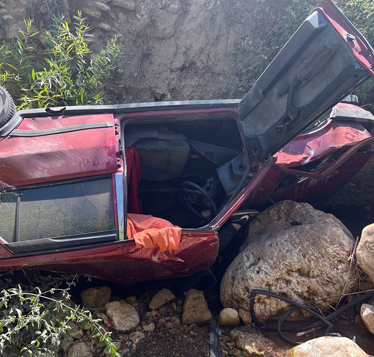 Ekiplerin kontrolünde, Epcerev'in olay yerinde hayatını kaybettiği belirlendi. Epcerev'in cansız bedeni otopsi için morga götürülürken, olayla ilgili inceleme başlatıldı.