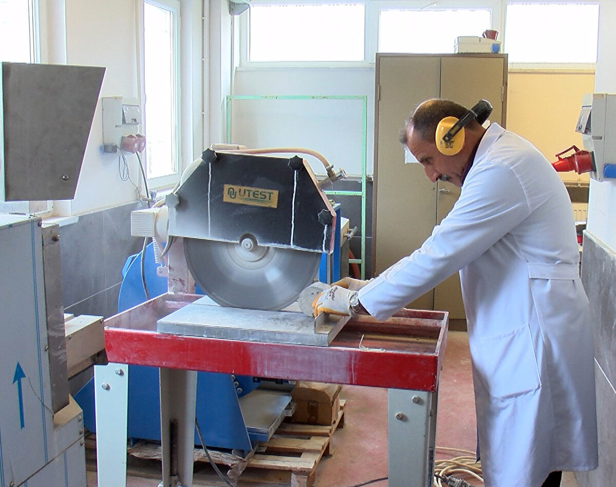 'SEÇİME GİRMEMİZİN ETKİSİYLE, BAŞVURULARIN SONUÇLANMASI MÜMKÜN OLMADI' <br><br>Özellikle depremin ilk günlerinde yoğun başvuru olduğuna, ancak kısa sürede deprem korkusunun unutulduğuna dikkat çeken BUÜ İnşaat Mühendisliği Bölüm Başkanı Prof. Dr. Adem Doğangün, "Hem bize, hem İnşaat Mühendisleri Odası'na, hem de belediyeye yoğun başvurular oldu. Ama süreç ilerledikçe belki seçim sürecine girmemizin de etkisiyle, bu başvuruların sonuçlanması pek mümkün olmadı. Birçoğunun nadiren olduğunu biliyorum. Örneğin, başvurulardan hiçbiri devam ettirilmedi. Uygulamada çalışan arkadaşlarımızdan zaman zaman tek tük de olsa, az sayıda binanın deprem performansının incelendiğini duyduk, onlardan gördük. Belediyenin çalışmaları vardı. İnşaat Mühendisleri Odası ve üniversite ile birlikte daha çok saha taraması şeklinde. Ancak ona da başvurular ücretsiz olmasına rağmen beklenen düzeyde olmadı. Maalesef deprem unutuldu" diye konuştu.<br>