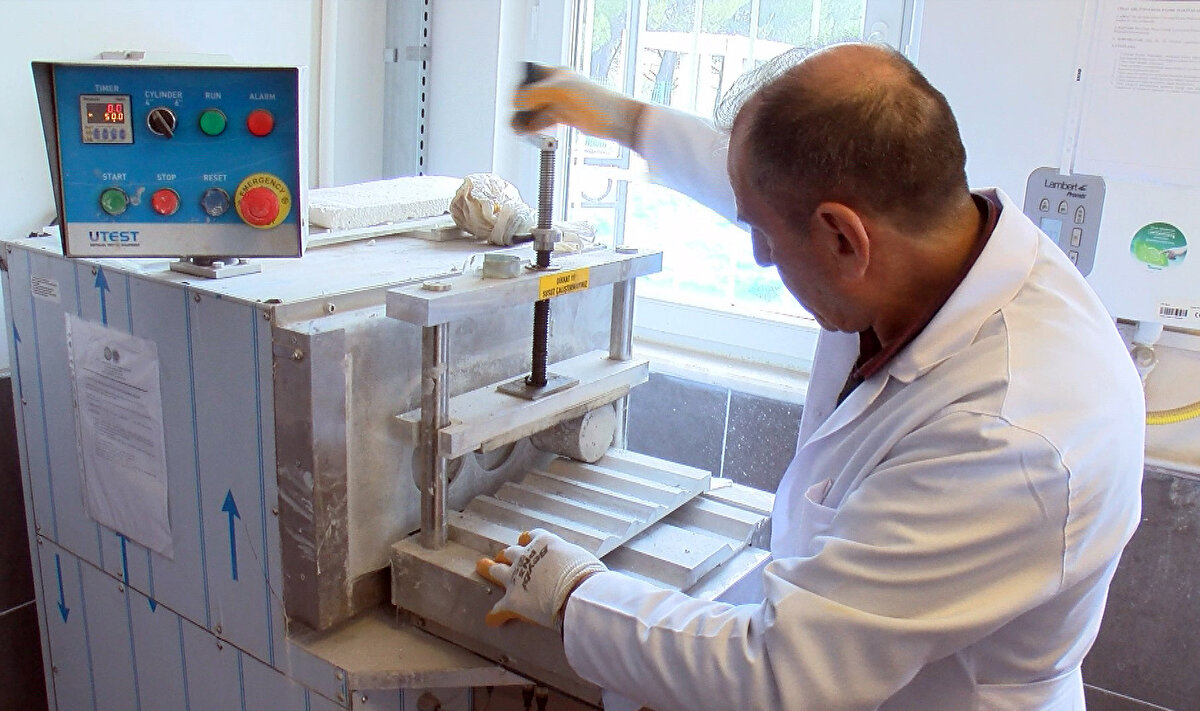 'VATANDAŞ UNUTSA DA DEVLETİN UNUTMAMASI LAZIM'<br>Vatandaşların evleri yıkılır korkusuyla başvurularını tamamlamadıklarını ve deprem korkusunun gün geçtikçe unutulduğunu söyleyen Prof. Dr. Doğangün, "Muhtemelen artık unutulup gidiyor. Uzmanlar, '60 gün sonra önemli olan da unutuluyor' diye belirtiyor. Maalesef unutuluyor. Aslında burada vatandaşlar unutsa da en azından devletin belli kısımlarının unutmaması gerekiyor. Yöneticiler olarak bizlerin unutmaması gerekiyor. Başta okullarımız ve hastanelerimiz olmak üzere, eğer depreme dayanıklı olmayanlar varsa bunların ya yıkılması ya da depreme dayanıklı hale getirilmesi gerekiyor. Ama vatandaş bazında bu inşaat maliyetlerinin artması da etkili olabilir. Tabi deprem bölgesi 11 ilde 13 milyon insanı etkilediği için, iş gücünün bir kısmının oraya kaymasına neden oldu. Dolayısıyla da bu inşaatın hem iş gücü açısından hem de malzeme açısından fiyatlarından önemli oranda artmasına neden oldu" dedi.<br>