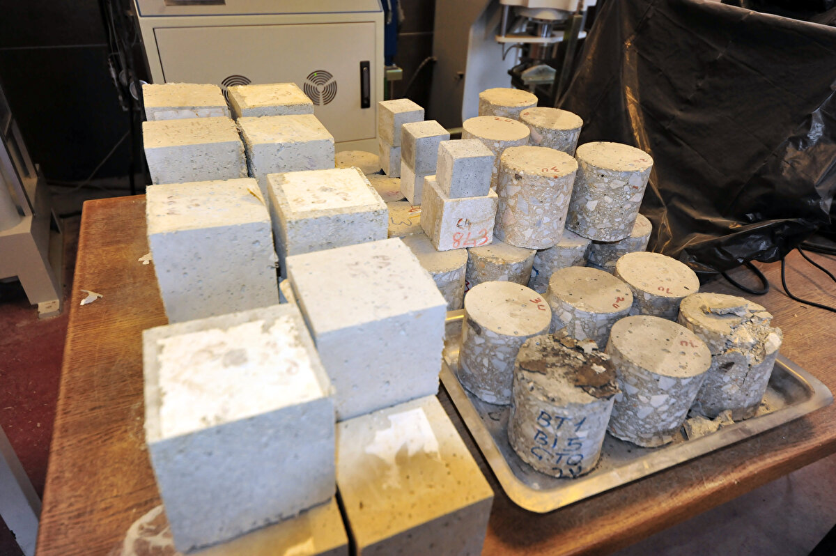 'BUGÜN HATAY YOK, BURSA DA AYNI DURUMLA KARŞILAŞACAK'<br>Bursa'da gerekli önlemler alınmadığı takdirde, Kahramanmaraş depremleri ile benzer sonuçlar yaşanacağının altını çizen Prof. Dr. Doğangün, "Bugün bir Hatay yok. Gittiğiniz zaman Hatay'ı göremiyorsunuz. Ne kadar acı bir şey. Bursa'da deprem olduğu zaman, Bursa'nın da büyük bir kısmı aynı durumla karşılaşacak demektir. Bursa da benzer bir depreme maruz kalsa büyük oranda yapılarımız hasar görebilir. Bahsettiğim yüzde 50 civarı kaçak yapı. Diğerlerinden de sağlam olmayanlar var, ekonomik ömrünü tamamlamış olanlar var. Bunları da düşündüğümüz zaman benzer durumla biz de karşılaşabiliriz. Deprem bir gerçek. Mutlaka olacak ama sadece süresini bilmiyoruz. Şu anda büyüklüğü tahmin ediliyor ama tam olarak şu zamanda olacak diyemiyoruz. Ama mutlaka olacağını biliyoruz. Deprem bir gerçek, olacak" dedi.