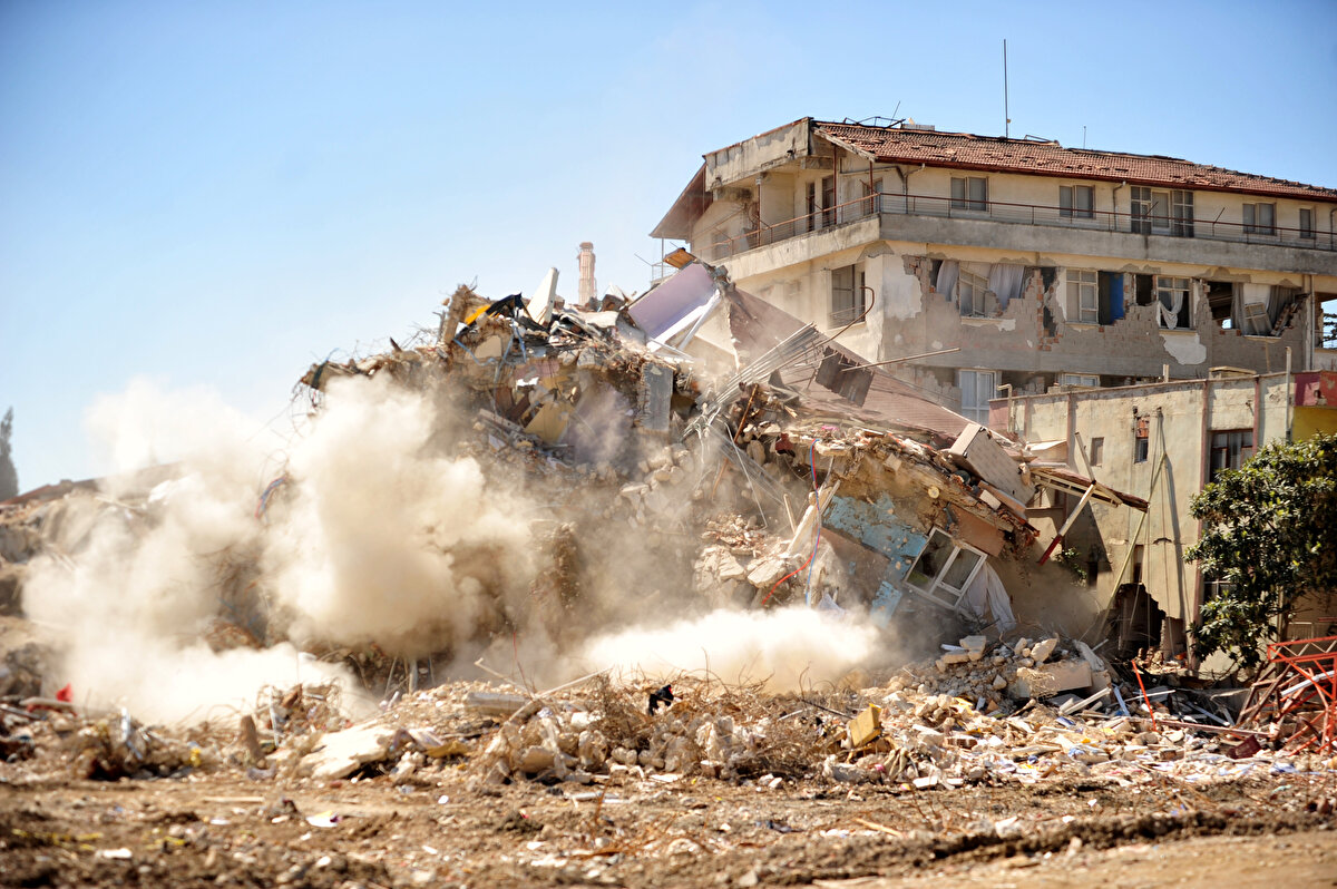 'BURSA'DAKİ BİNALARIN YÜZDE 50'Sİ KAÇAK'<br>Bursa'da binaların tamamını tarayan bir envanter çalışmasının olmadığını söyleyen Prof. Dr. Doğangün, "Ama en basit olarak Bursa'da yaklaşık yüzde 50 civarında yapının kaçak olduğu, istatistiki olarak söyleniyor. Kaçak yapı demek; hiçbir mühendislik hizmeti almadan, zemini incelenmeden, analizi yapılmadan, denetimi yapılmadan inşa edilmiş bir yapı demek. Bunların da depremde hasar görme riskleri oldukça yüksek olacaktır. Bu bilinen bir gerçek. Bu bakımdan baktığımızda, Bursa da diğer illerimizden çok farklı bir yapıya sahip değil" dedi.
