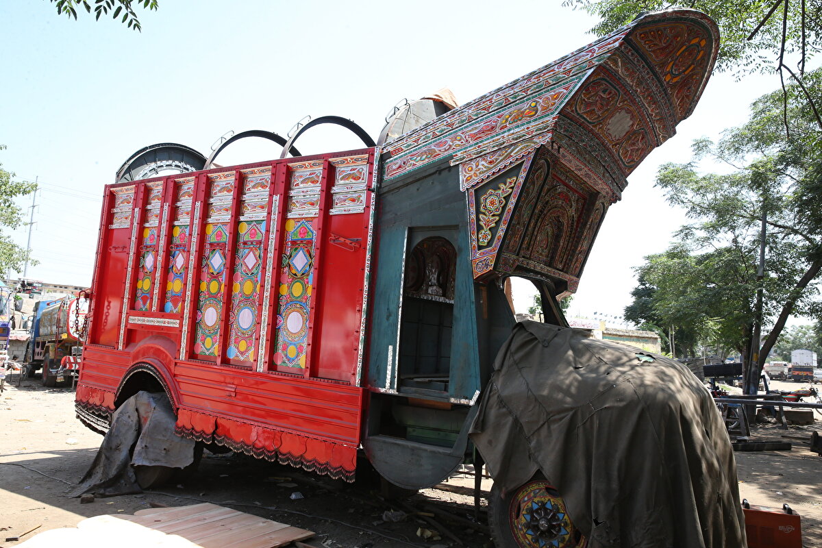Avrupalı ve Amerikalı turistlerin, 1960 ve 1970'lerde Pakistan'a yaptıkları ziyaretlerin ardından bu ülkenin yollarını süsleyen kamyonlar, dünyaca tanınır hale geldi, bugün artık büyük bir sektör haline dönüşen "kamyon boyama sanatı", doğrudan ve dolaylı on binlerce kişinin gelir kapısı oldu.<br>