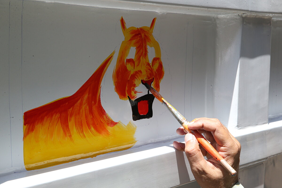 Kamyonlara manzara, çiçek desenleri, millî kahramanlar, dinî isimler, askerî liderler, şairler, hayvan figürleri veya destanları anlatan dekorlar resmediliyor.