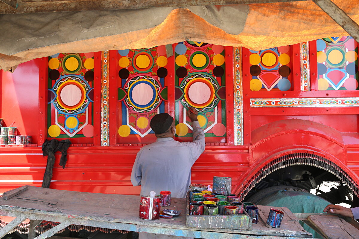 Uzaktan bakıldığında tüm kamyonların sanki benzer şekilde boyandığı izlenimine kapılmak olası ancak hemen her kamyonda farklı dekorlara ve bunların içerisine saklı hikâyelere rastlanıyor.<br>