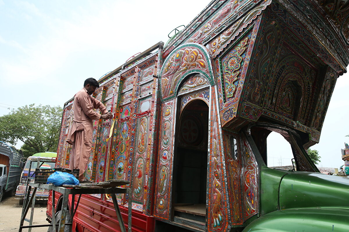 Artık ünü ülke sınırlarını aşan boyama sanatı, motosikletten üç tekerlekli rikşalara, otomobillerden otobüs, uçak ve trenlere kadar hemen her vasıtada görülebiliyor.​<br>
