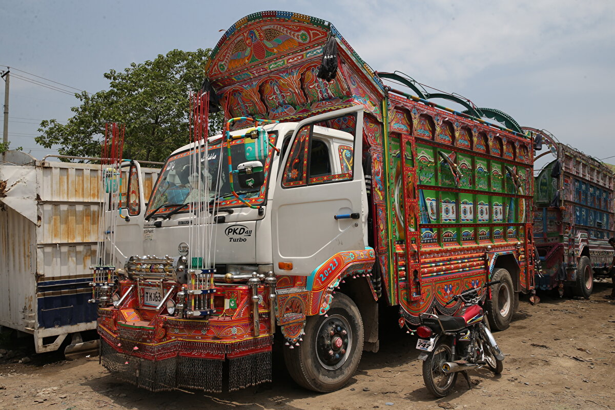 Nakliye şirketleri, okuma yazma bilmeyenler için sahip oldukları kamyonlara eklenen tahta paneller üzerine kendi logolarını tasarladı. Zamanla bu logolar şirketler arasındaki rekabetle daha süslü hale geldi. Ayrıca, Kamyon boyama sanatçısı Karaçili Hacı Hüseyin'in çalışmalarıyla bu uygulama daha da ilerledi.
