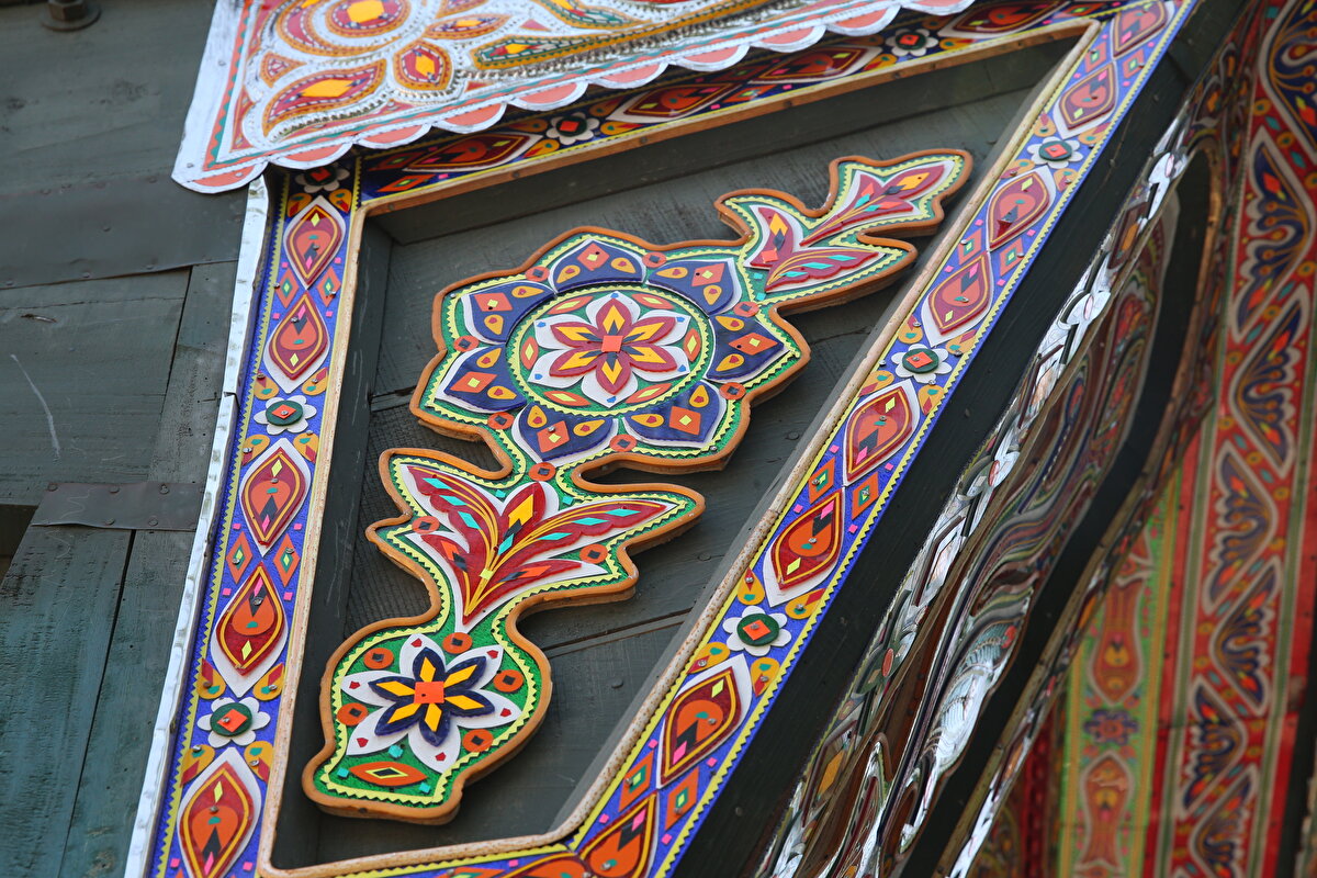 Boyacılar, kaynakçılar, kornacılar ve elektrikçiler, buraya park eden araçları yenilemek ve dekore etmek için çalışıyor.