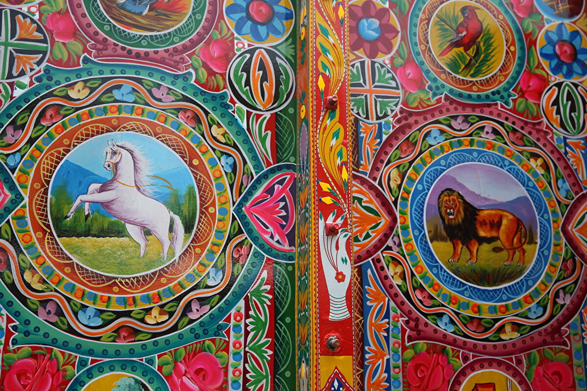 Kamyon boyama denilince tüm Pakistan, bu uygulamanın doğduğu kent Karaçi'yi işaret etse de bugün Ravalpindi, Peşaver, Lahor ve Kuetta gibi şehirlerin de kamyon boyama merkezlerine dönüştüğü söylenebilir.