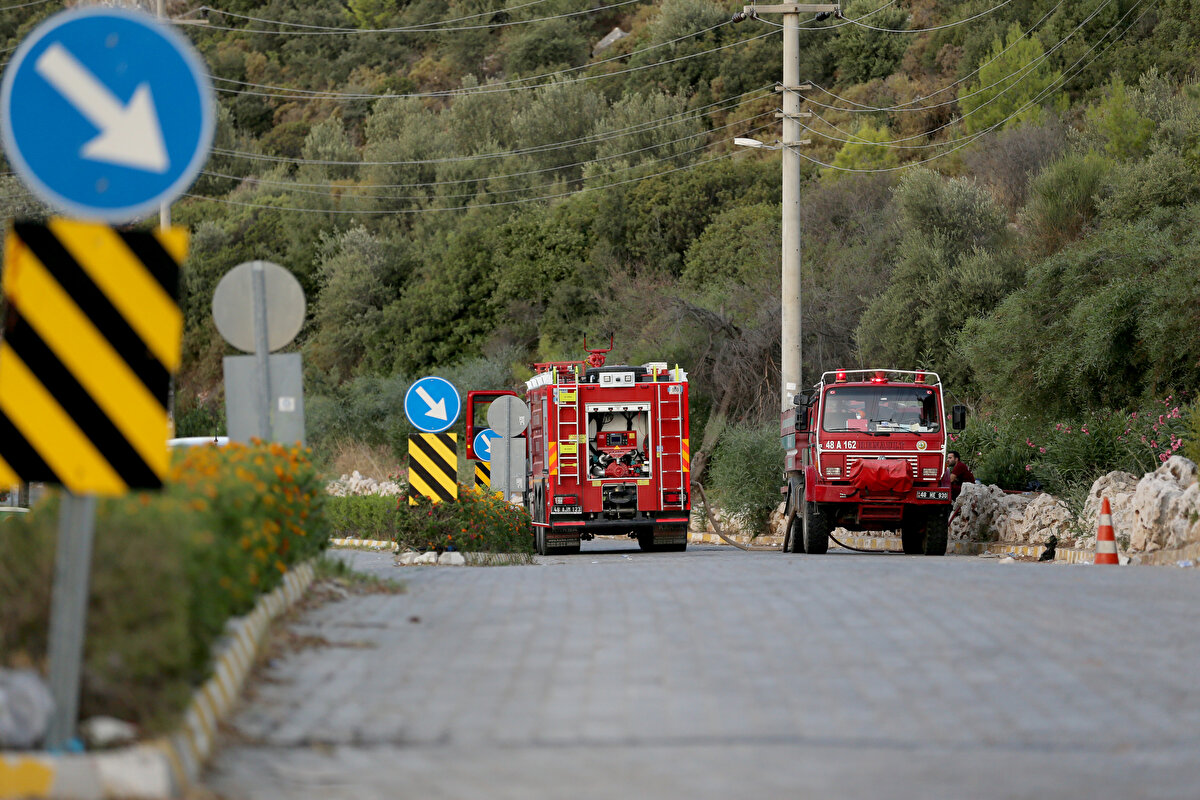 Sabahın ilk ışığıyla helikopterle müdahale edilen yangın, ormanlık alana sıçramadan kontrol altına alındı. Bölgede soğutma çalışmaları devam ediyor.<br>