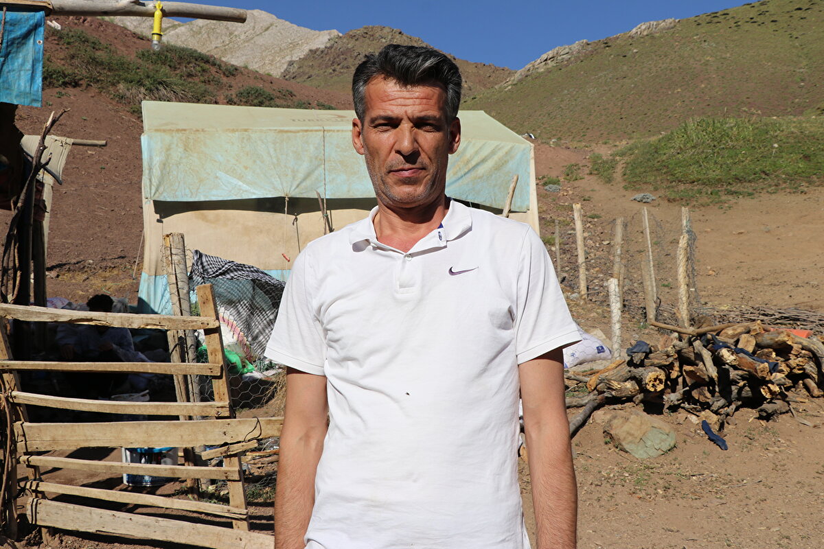 <br>"Sürekli takip ettik"<br><br>İlçe Milli Eğitim Müdürü Fethi Kılınç ise Halil'in zor şartlar içinde böyle bir başarıyı elde etmesinin önemli olduğunu belirtti.<br><br>Kılınç, "Zaman zaman çocuklarımızı ziyaret ediyoruz. Halil'i ziyarete geldiğimizde çobanlık yaparken elinde kitapla dolaştığını fark ettim. Çocuğun bu kadar azimle çalışmasını çok önemsedim. Sürekli takip ettik. Öğretmen arkadaşlarımız çok fazla deneme sınavı yaptırdılar." dedi.<br><br>