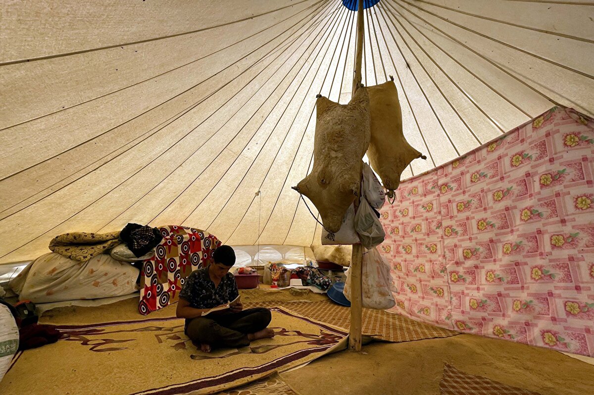 Yazar, kısıtlı imkanlarına rağmen azmi ve kararlılığıyla sağladığı başarısıyla ailesini ve öğretmenlerini de gururlandırdı.<br><br>"Başarımın sırrı ailemin arkamda olmasıydı"<br><br>Muhammet Halil Yazar, gazetecilere yaptığı açıklamada, herkesin kolaylıkla yaptığı bir soruyu yanlış yaparak Türkiye birinciliğini kaçırdığını söyledi.<br><br>