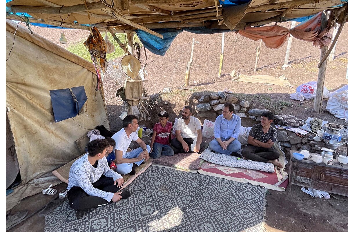 Aldığı puandan memnun olduğunu anlatan Yazar, Ankara ve İstanbul'daki okullar için de tercih yaptığını söyledi.<br><br>Yazar, "Hayvanlarımı otlaklık alana saldıktan sonra kendi başlarına otluyorlar. Ben de bir taşın altında gölgelik alana geçtikten sonra ders çalışıyordum. Bu imkanlarda çalıştım. Arıcak'ta etüt merkezi, dershane yok. Bu hayatı, bu zorluğu gördüğüm için tek çarem okumaktı. O yüzden çok çalıştım." dedi.<br><br>