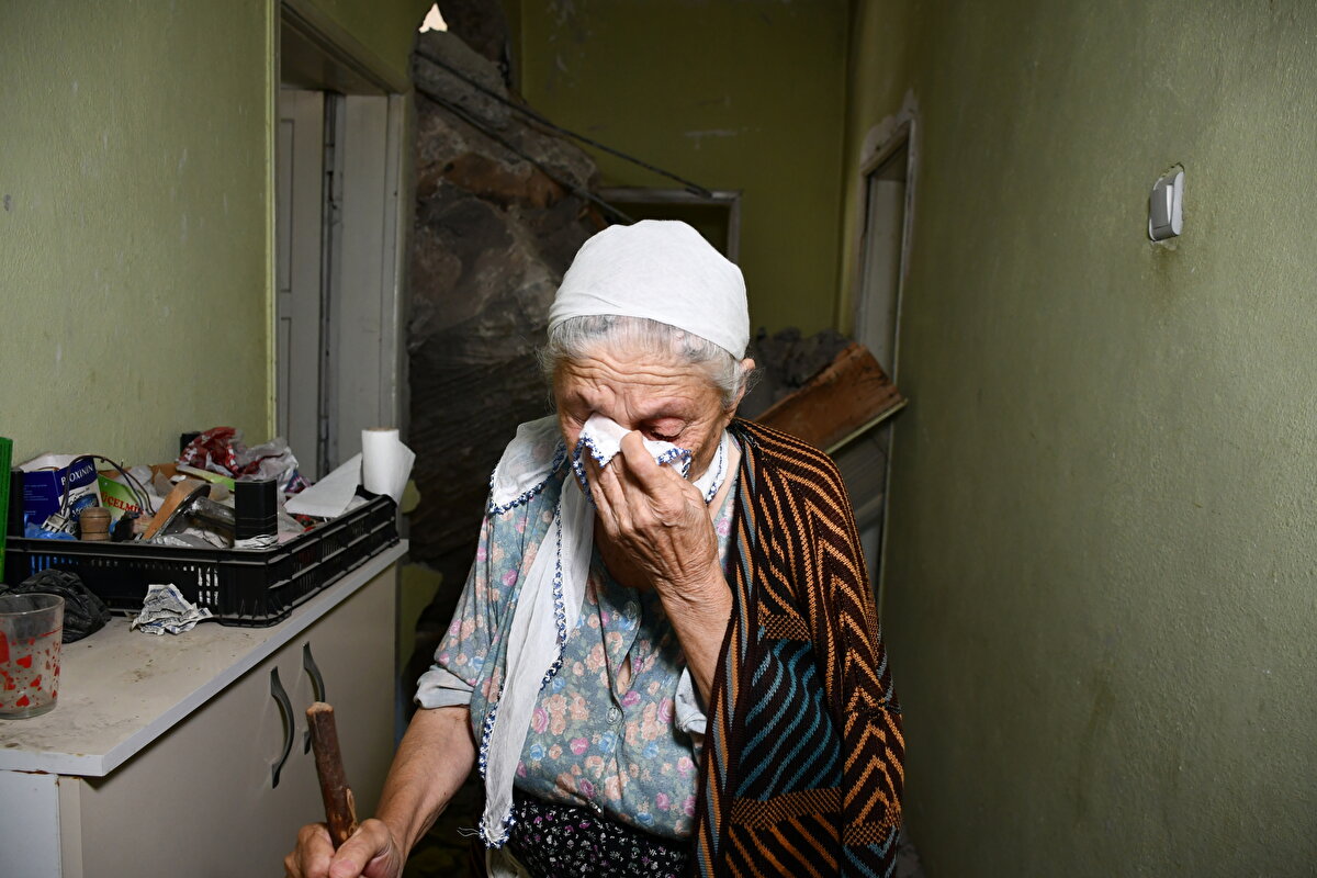 "Yaşadığıma şükrettim"<br><br>Elif Özerli, gazetecilere, depreme uyuduğu sırada yakalandığını söyledi.