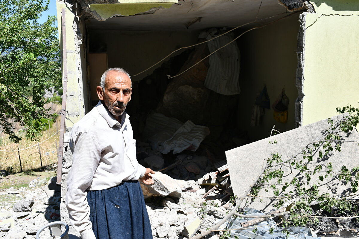 Gürültünün ardından toz bulutuyla karşılaştığını belirten Özerli, "Toz bulutu dağıldıktan sonra evin içinde büyük bir kaya parçası gördüm, yaşadığıma şükrettim." dedi.<br><br>