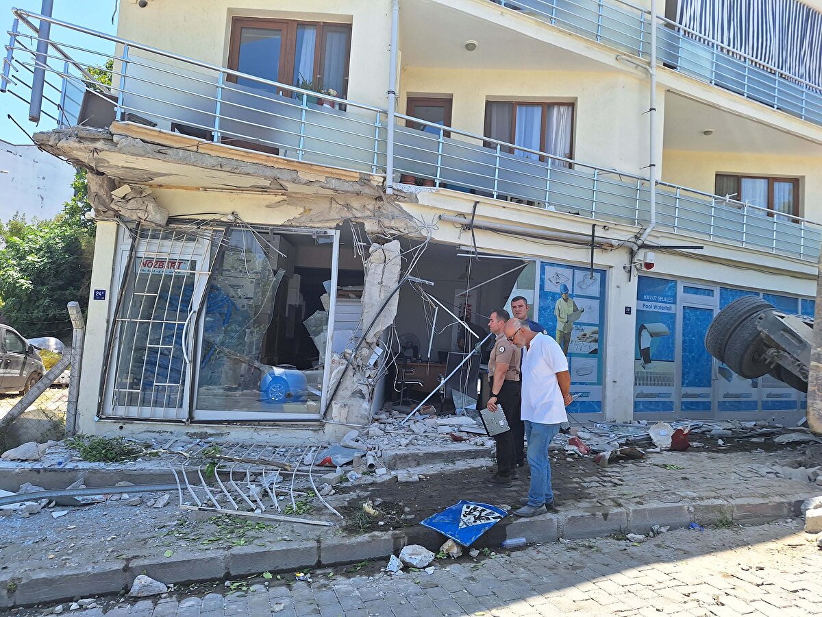 Kamyon, önce önünde giden 3 otomobil ve 1 hafif ticari araca ardından da havuz malzemeleri satan bir iş yerine çarpıp, devrildi.<br><br>