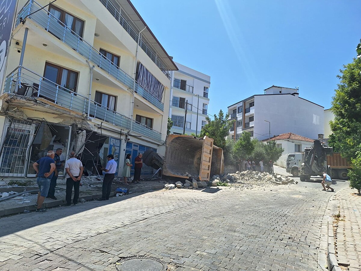 Ortalığın savaş alanına döndüğü kazada, kamyon şoförü Bahattin Y. ile çarptığı araçlarda bulunan Mehmet Yağız E., Selim E., Zehra A., Sinan E., Ayşe E., Ümit Y., Süleyman Ö. ve Rukiye A. yaralandı.<br><br>