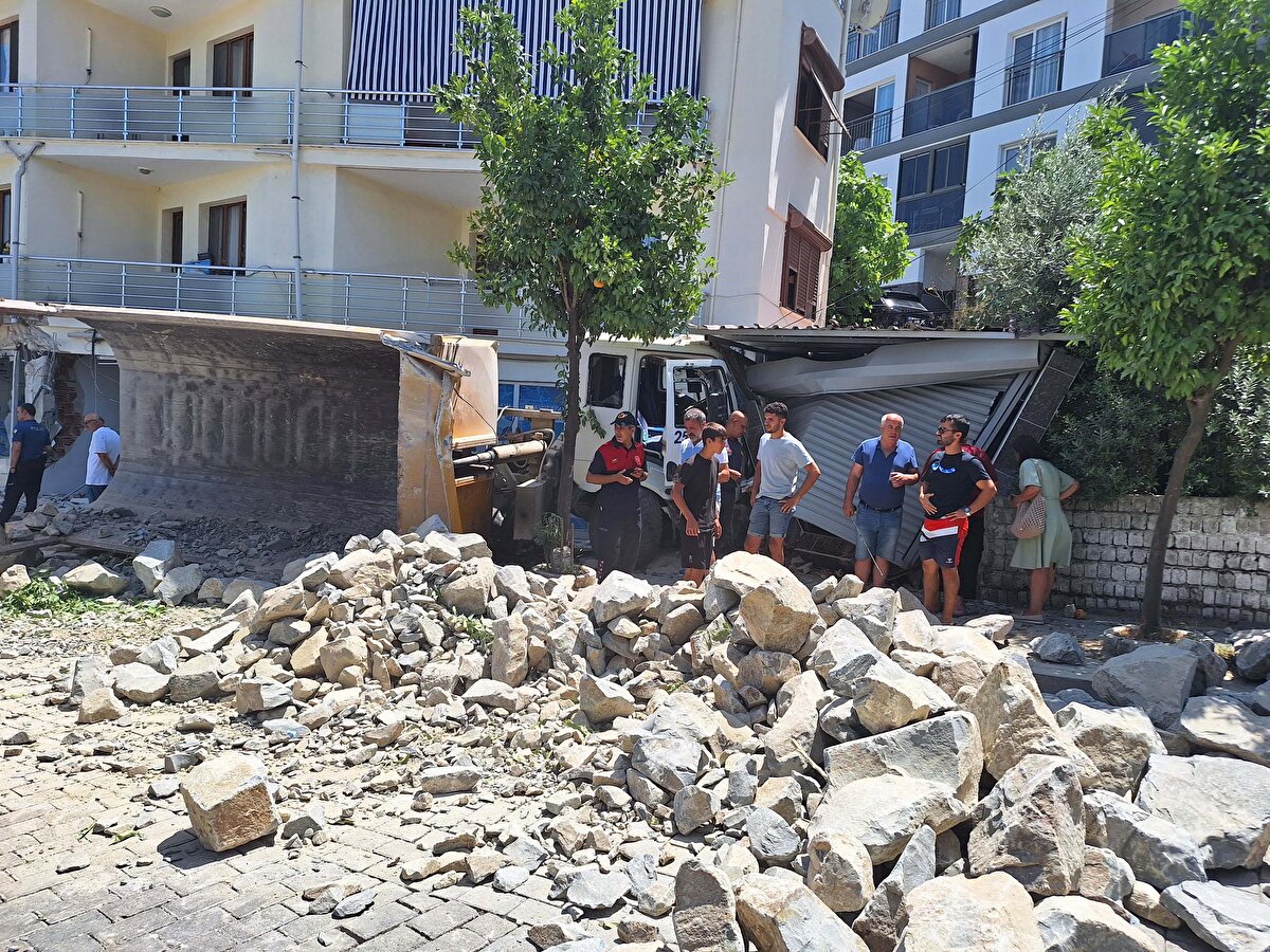 Kuşadası’na bağlı Davutlar Mahallesi’nde yokuş aşağı inen bir kamyonun freni boşaldı.<br><br>09 BL 499 plakalı taş yüklü kamyon, dorsesindeki yükün de etkisiyle iyice hızlandı.