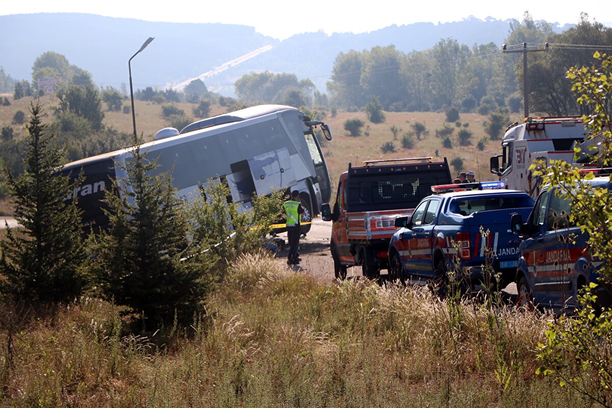 Gerede yönünden Karabük istikametine giden Özgür Savaş idaresindeki 34 VT 053 plakalı yolcu otobüsü, sürücüsünün kontrolünü yitirmesi sonucu araziye girerek metrelerce ilerledi.