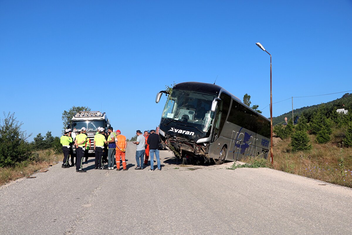 Yaralıların hayati tehlikelerinin bulunmadığı öğrenildi. Kazayla ilgili soruşturma başlatıldı.
