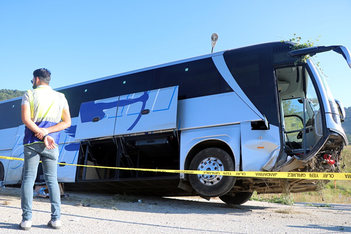 Devrilmeden ilerleyen otobüs yaklaşık 100 metre sonra bağlantı yolunda durdu.