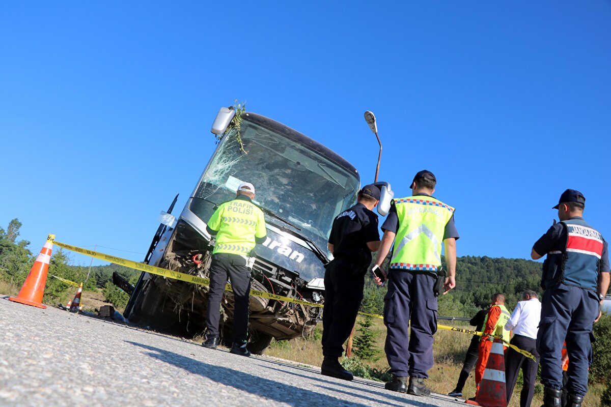 Kaza sırasında otobüste bulunan 25 yolcu büyük korku yaşadı.Kazada yaralanan 14 kişi, olay yerine gelen 112 Acil ekipleri tarafından sevk edildikleri hastanelerde tedaviye alındı.