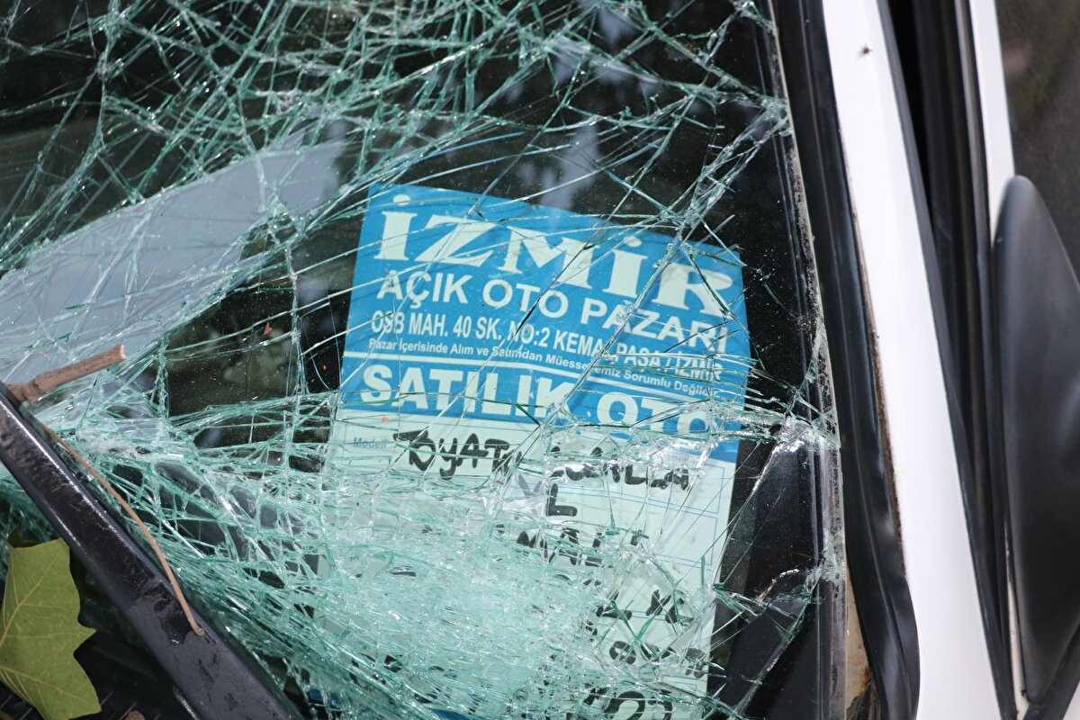 Sağlık ekiplerinin yaptığı kontrol sonucunda, sürücü Bilgin'in olay yerinde yaşamını yitirdiği tespit edildi. Çarpmanın etkisiyle otomobilde sıkışarak yaşamını yitiren Bilgin'in cenazesi, savcının incelemesinin ardından itfaiye ekipleri tarafından çıkartıldı. Sürücünün cenazesi, İzmir Adli Tıp Kurumu morguna gönderildi. <br>