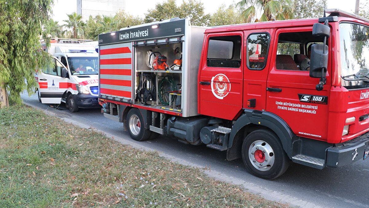 Kazayı gören diğer sürücüler, durumu sağlık, itfaiye ve polis ekiplerine bildirdi. 
