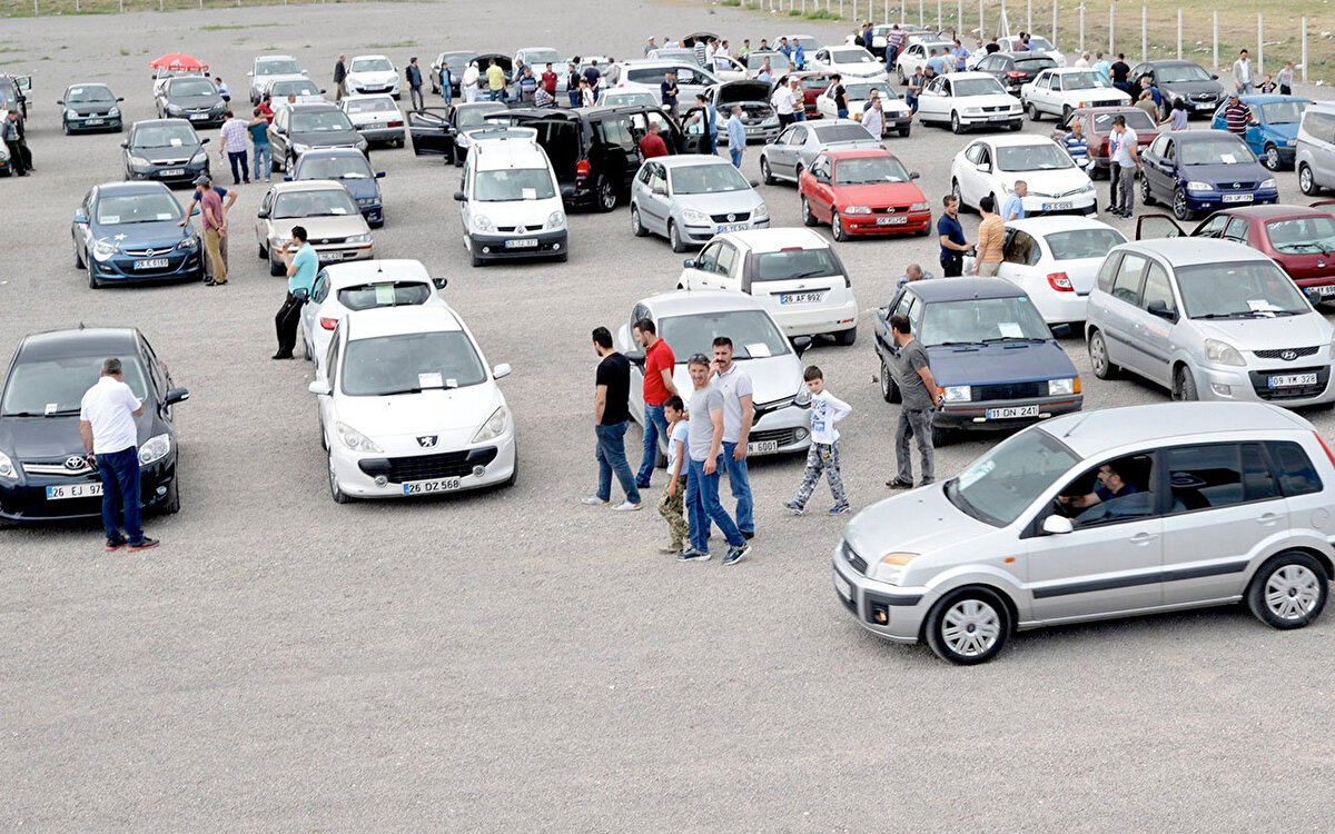 Konuyla ilgili açıklamalarda bulunan İstanbul Motorlu Araç Satıcıları Derneği (İMAS) Başkanı Hayrettin Ertemel şu ifadeleri kullandı: “Ticaret Bakanlığı’mızın 6+6 yönetmelik kapsamında ikinci el otomobillerin sıfır fiyatından yukarı ilan sitelerinde paylaşılamamasına dair getirdiği madde 15 Temmuz itibarıyla yürürlüğe girdi.<br><br>