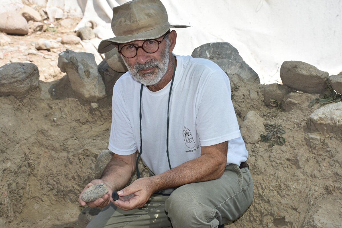 Bu kalıntılardan ilk İzmirlilerin de bugünün kent sakinleri gibi başta midye olmak üzere deniz ürünlerini tükettiği belirlendi.<br>